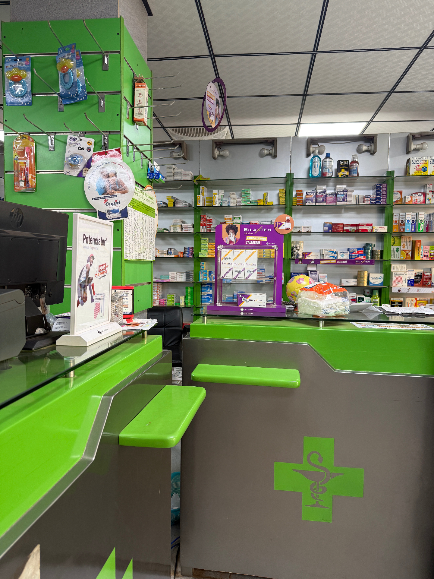 Rayons médicaments et comptoir de délivrance de la Pharmacie Le Faguibine